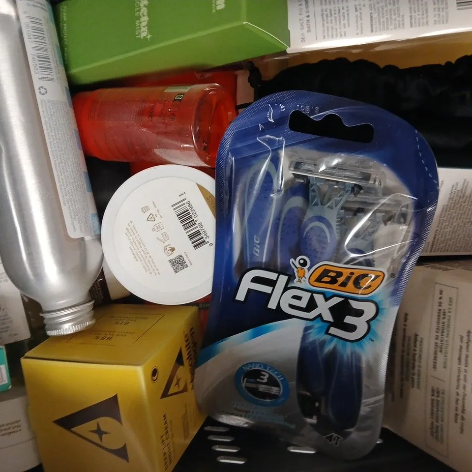 APPROXIMATELY 15 ASSORTED COSMETIC ITEMS INCLUDING VARIOUS MAKES AND BRANDS - COLLECTION ONLY