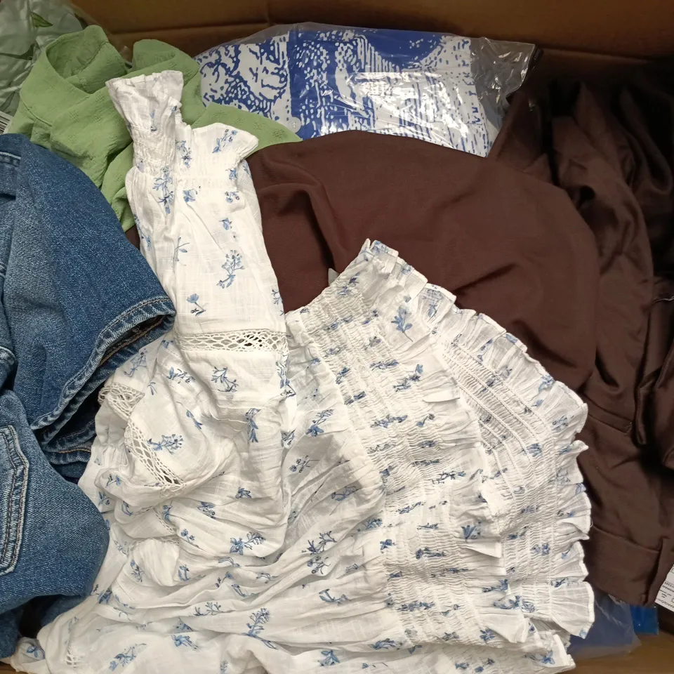 APPROXIMATELY 40 ASSORTED CLOTHING ITEMS IN VARIOUS SIZES, STYLES & COLOURS TO INCLUDE BRANDS SUCH AS KIM&CO, FORDEAL, MNG, ETC - COLLECTION ONLY