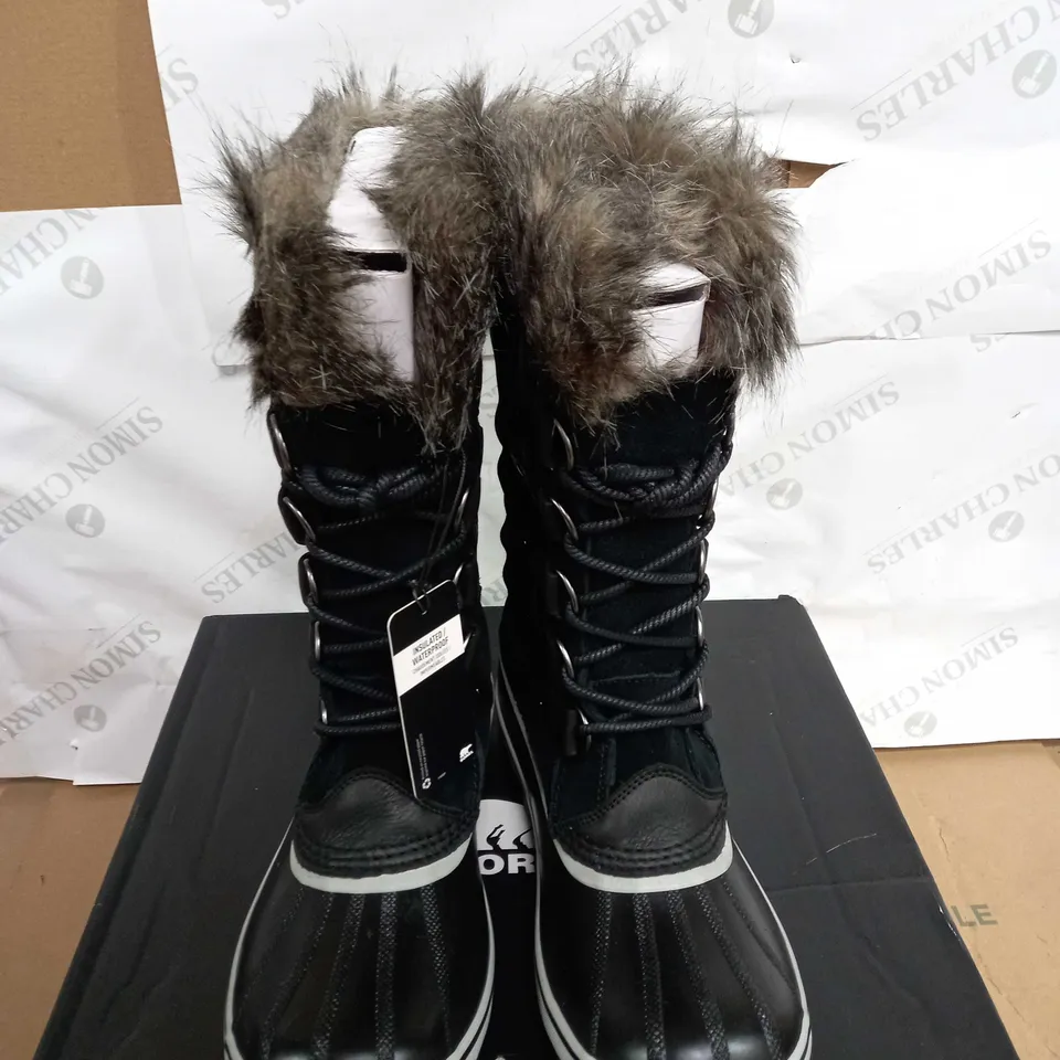 BOXED PAIR OF SOREL JOAN OF ARTIC WATERPROOF BOOTS SIZE 8