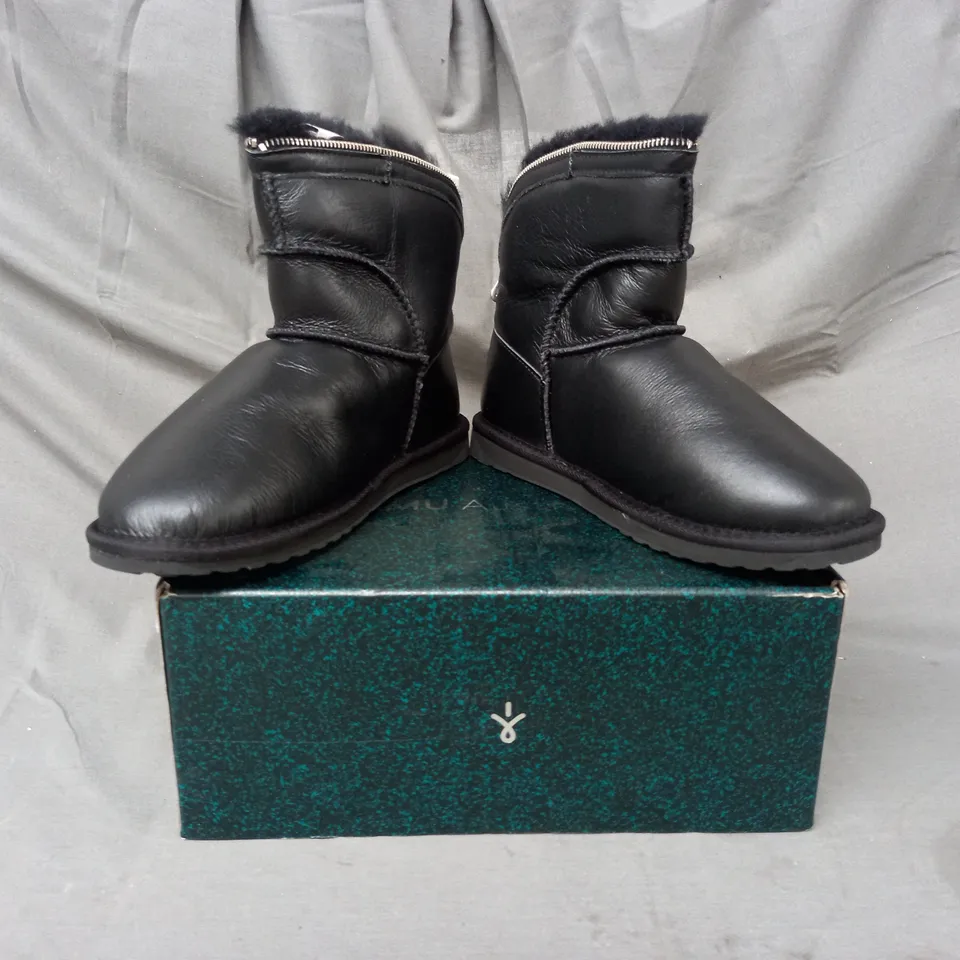 BOXED PAIR OF EMU AUSTRALIA BOOTS IN BLACK SIZE 7