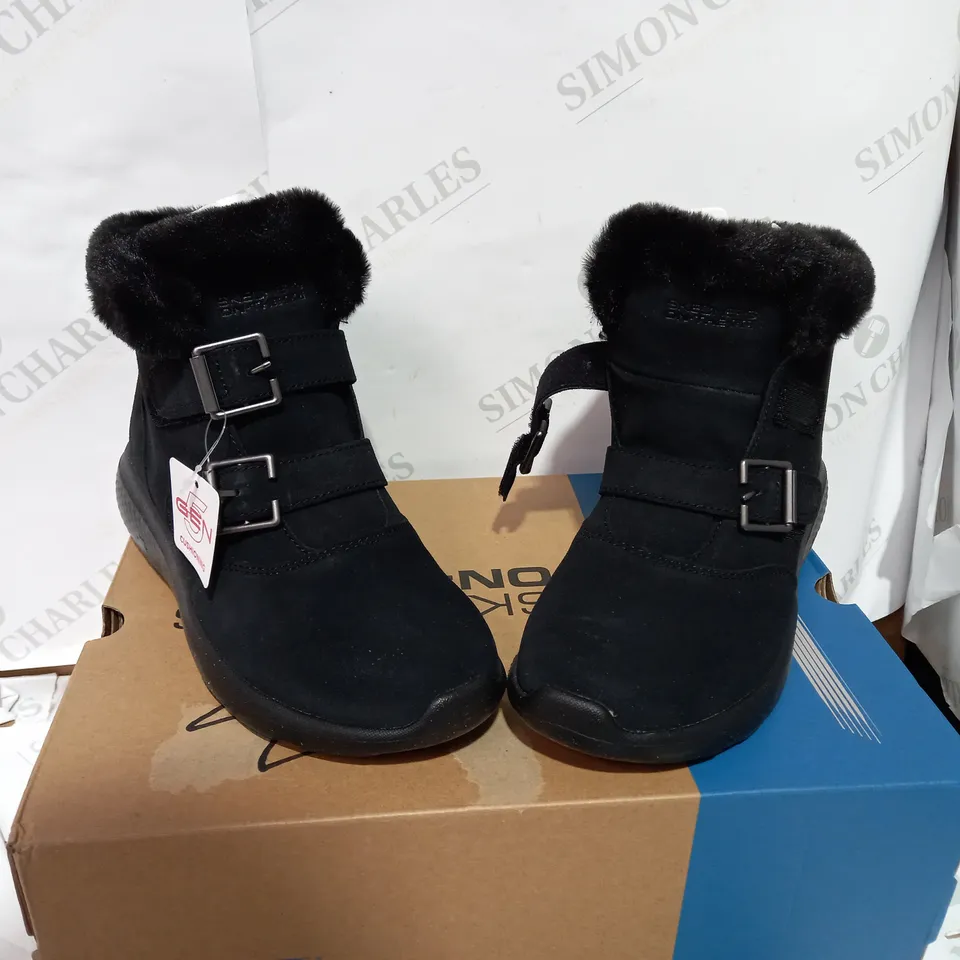 BOXED PAIR OF SKECHERS WINTER ANKLE BOOTS - SIZE 3.5
