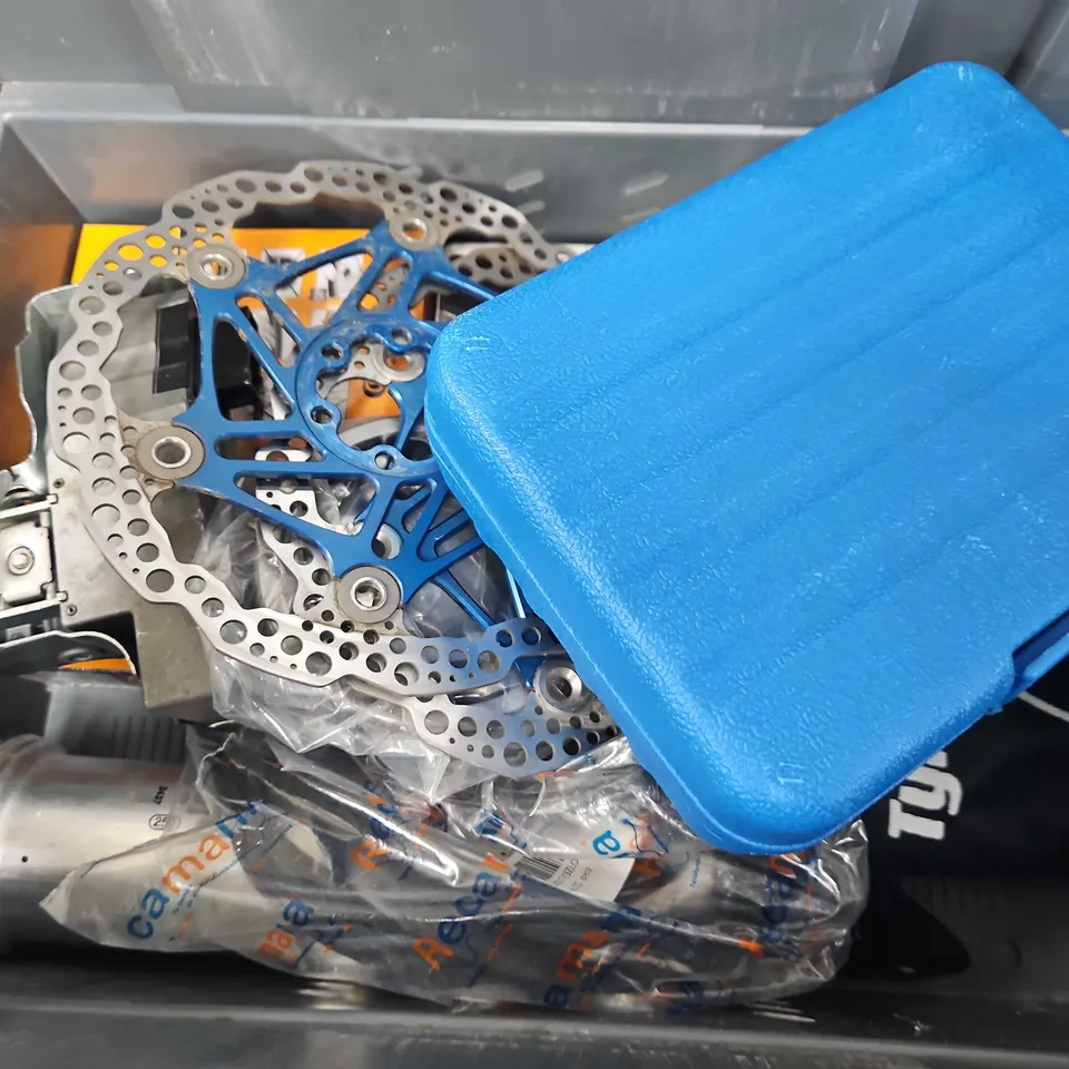TOTE OF APPROXIMATELY 7 ASSORTED VEHICLE ITEMS TO INCLUDE - RAVEMEN LIGHT SET , CONTINENTAL CONTI TUBE , TYRE REPAIR TOOLS ETC
