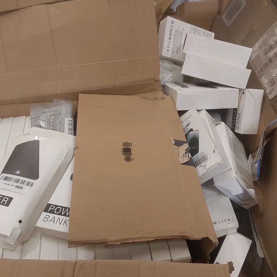 PALLET CONTAINING A LARGE QUANTITY OF ASSORTED ELECTRICAL ITEMS INCLUDING: POWER BANKS, SOLAR MOTION SENSOR LIGHTS ECT