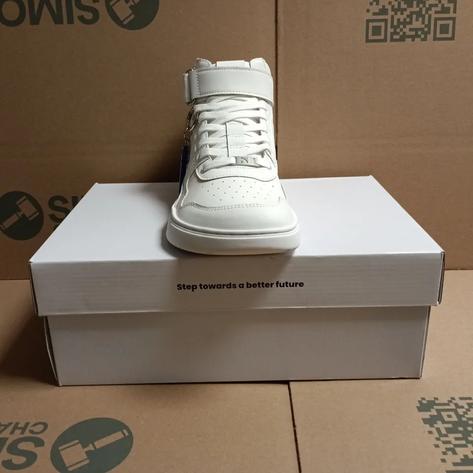 BOXED PAIR OF BAREBARICS ZING HI TOP SHOES IN WHITE SIZE UK 6