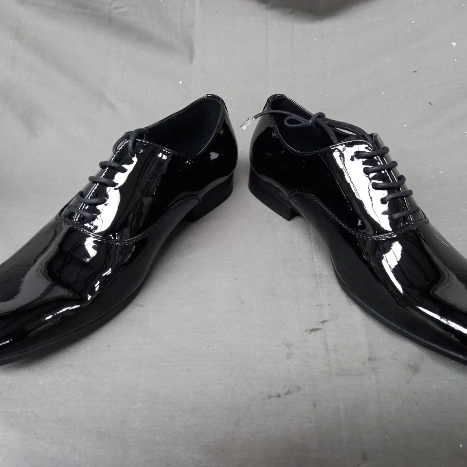 BOXED PAIR OF AM LACE UP SHOES IN WONDERFULLY FABULOUS GLOSSY BLACK UK SIZE 10