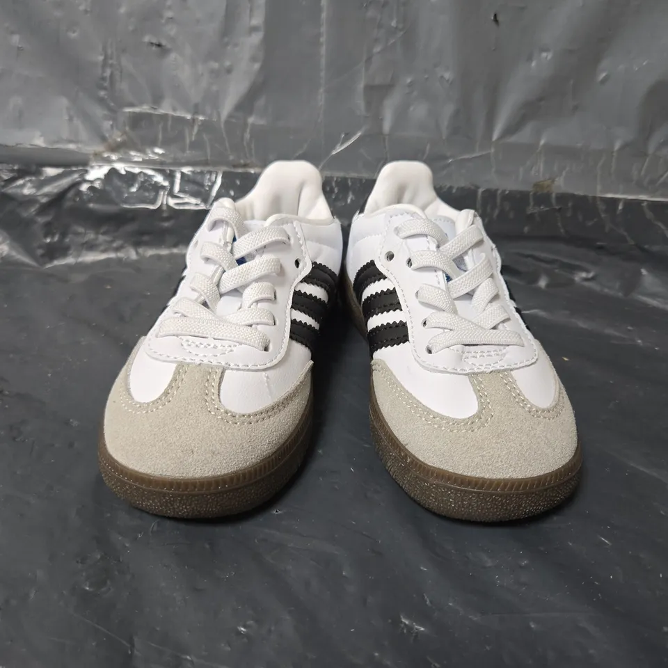 UNBOXED PAIR OF ADIDAS CHILDRENS SAMBA TRAINERS IN WHITE/BLACK - UK 7K