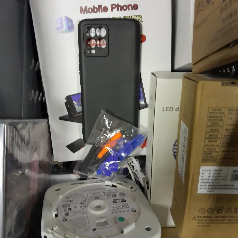 APPROXIMATELY 15 ASSORTED ELECTRICAL PRODUCTS TO INCLUDE POWERBANK, PULSE OXIMETER, EARPHONES ETC 