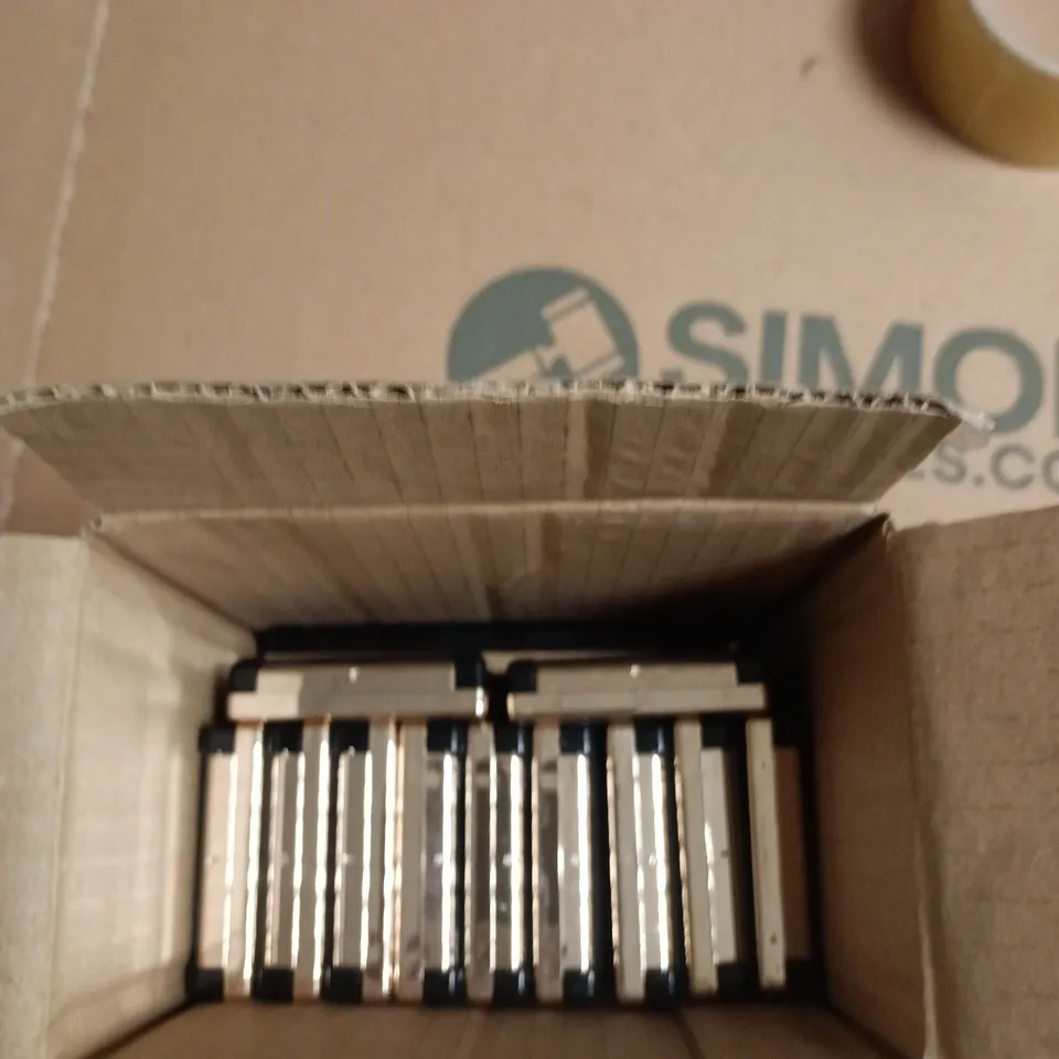 BOX OF APPROXIMATELY 12 L'OREAL COLOUR RICHE LA PALETTE LIPSTICK PALETTES RED