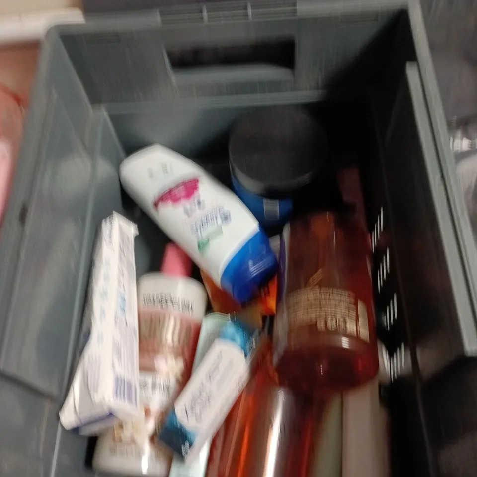 APPROXIMATEY 20 ASSORTED HEALTH AND BEAUTY PRODUCTS TO INCLUDE - PALMOLIVE SHOWER CREAM - ORAHONEY POCKET WIPES AND FRAGRANCED SOAP SPONGE 