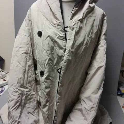 REVERSIBLE BUTTON UP JACKET IN WHITE/BLACK SIZE UNSPECIFIED
