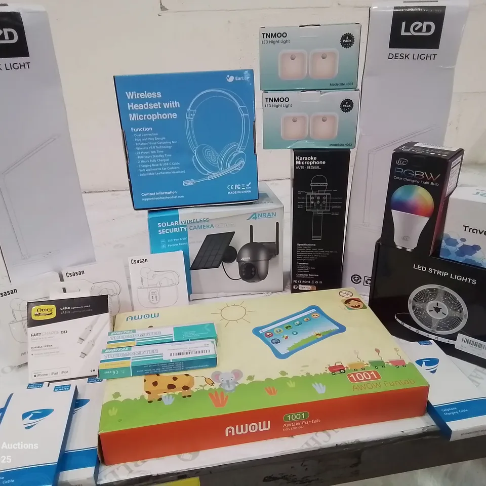 BOX CONTAINING LARGE AMOUNT OF BOXED ELECTRICAL ITEMS TO INCLUDE: HEADPHONES, LAMPS, CHARGING CABLES CHILDREN'S TABLET, SOLAR WIRELESS SECURITY CAMERA AND LOTS MORE 