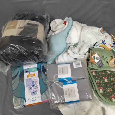 APPROXIMATELY 8 ASSORTED HOUSEHOLD ITEMS TO INCLUDE VARIOUS BEDDING IN VARIOUS SIZES AND STYLES