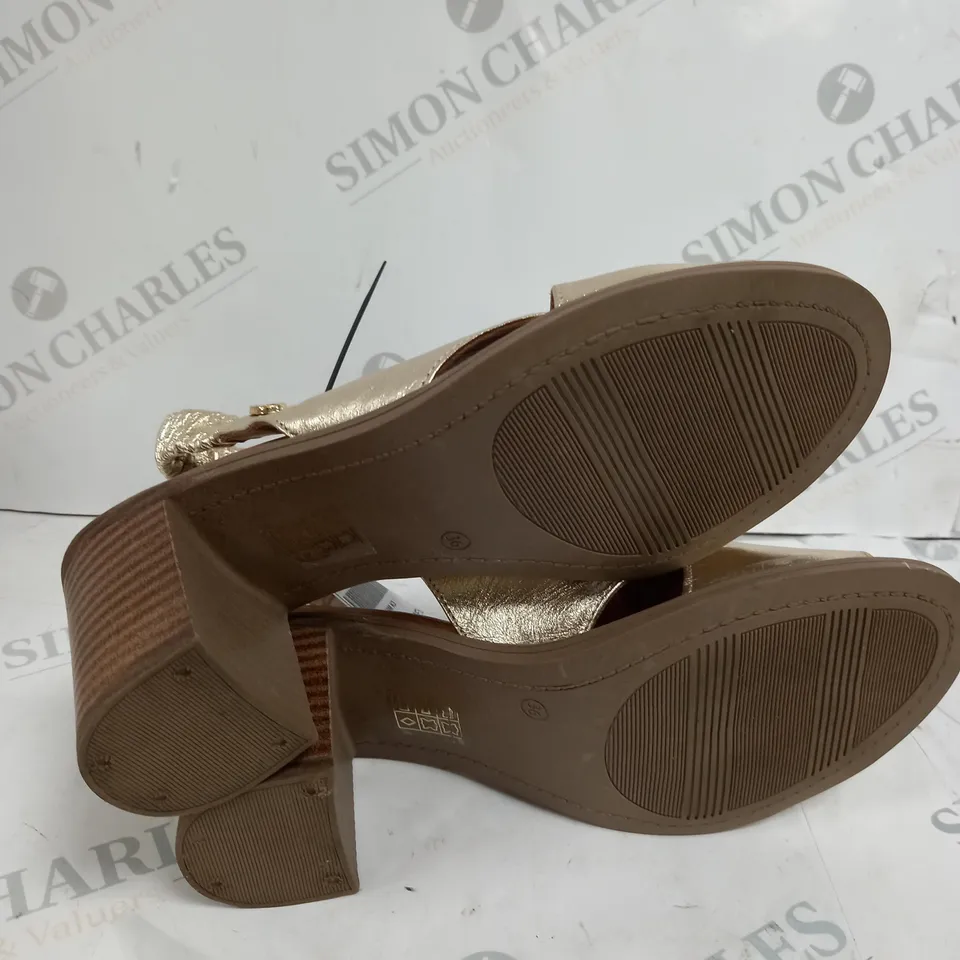 UNBOXED MODA IN PELLE LASSANDRA SANDAL IN GOLD SIZE 3