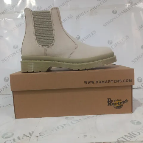 BOXED PAIR OF DR MARTENS 2976 BOOTS IN CREAM/OLIVE UK SIZE 7