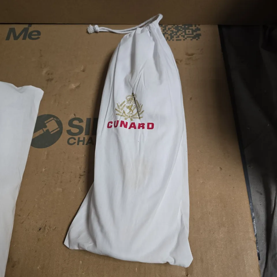 APPROXIMATELY 7 PAIRS OF CUNARD QUEEN'S GRILL PLUSH SLIPPERS WITH BAG 