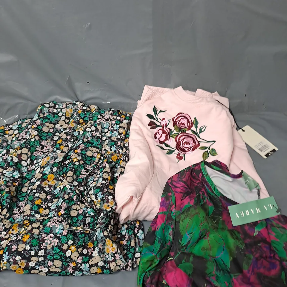 APPROXIMATELY 20 CLOTHING ITEMS TO INCLUDE DRESSES, TOPS AND JUMPERS ASSORTED COLOURS, SIZES AND STYLES