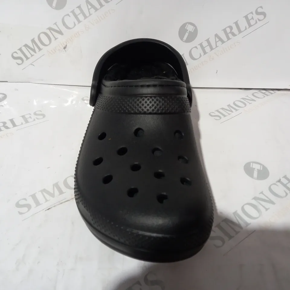 BOXED PAIR OF CROCS CLASSIC LINED CLOGS IN BLACK SIZE M5/W6