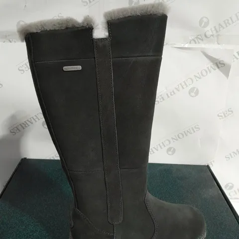 BOXED PAIR OF EMU AUSTRALIA MOONTA HIGH BOOTS DARK GREY SIZE 3