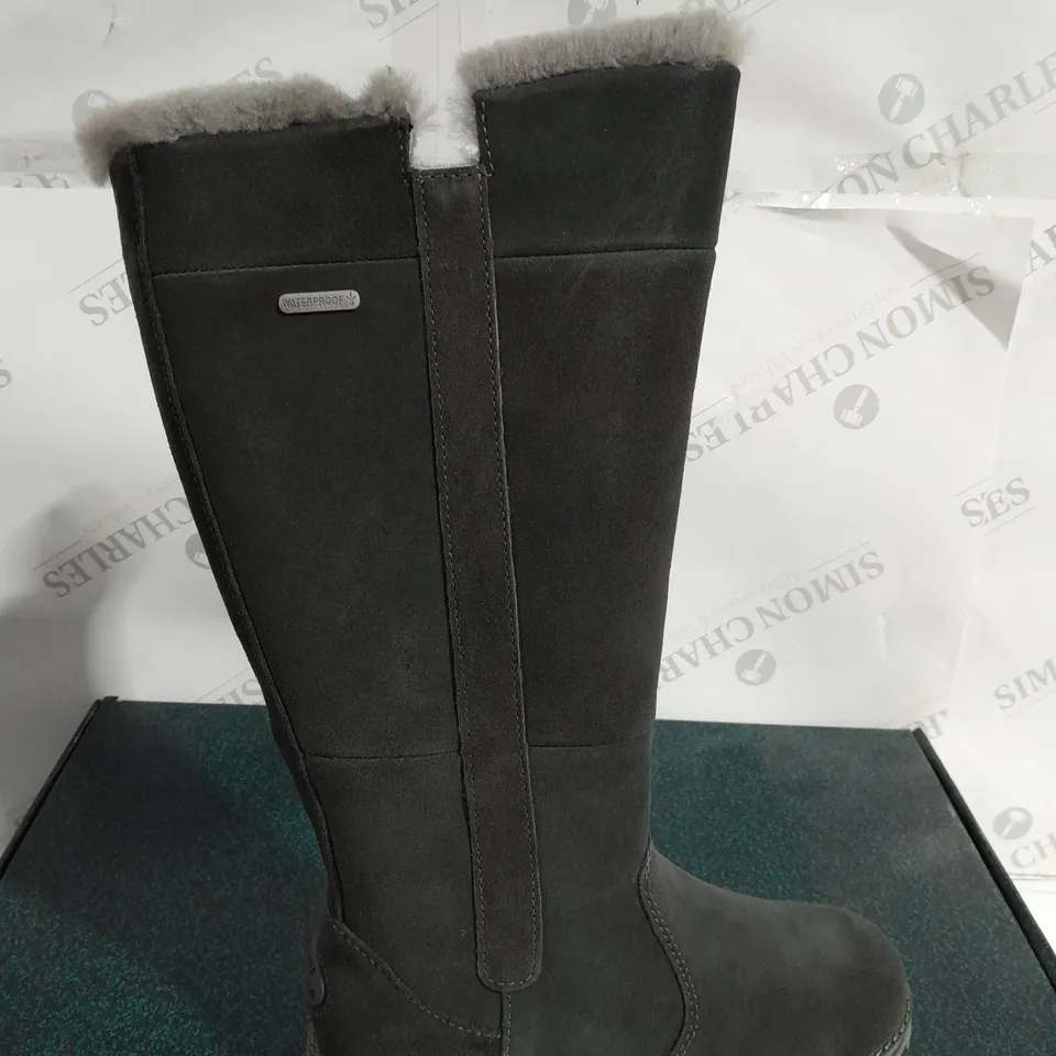 BOXED PAIR OF EMU AUSTRALIA MOONTA HIGH BOOTS DARK GREY SIZE 3
