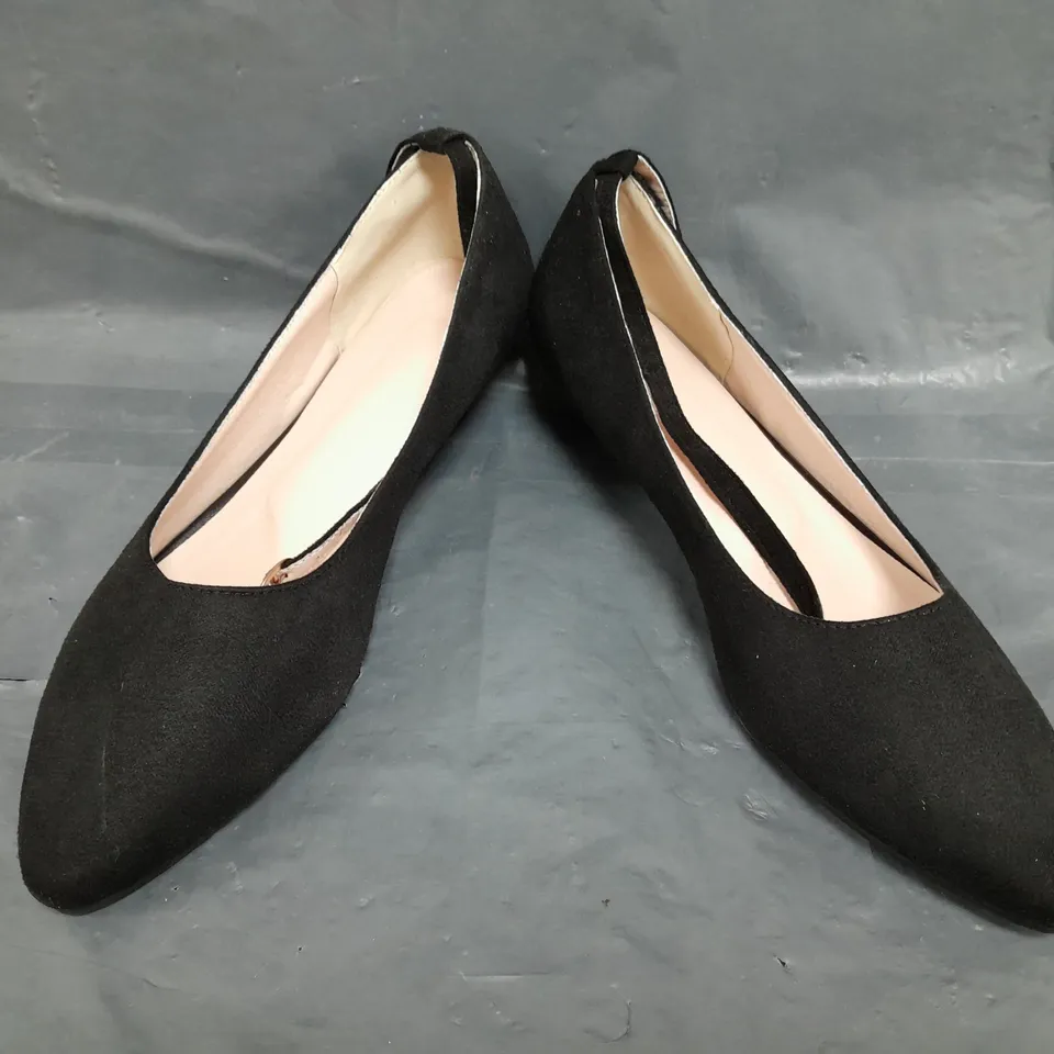 BOXED PAIR OF UNBRANDED LOW HEEL SHOES IN BLACK SIZE EU 46