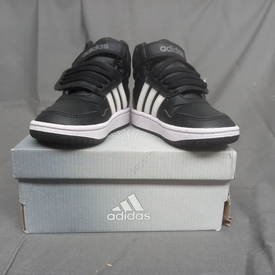 BOXED PAIR OF ADIDAS KIDS SHOES IN BLACK UK SIZE 5.5