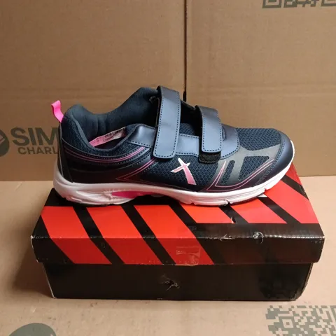 BOXED PAIR OF DEK SKYE NAVY BLUE AND PINK LIGHTWEIGHT TRAINERS - 8