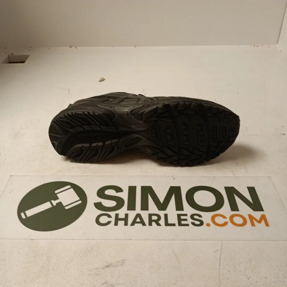 UNBOXED PAIR OF ASICS LACE TRAINERS IN ALL BLACK - UK 9