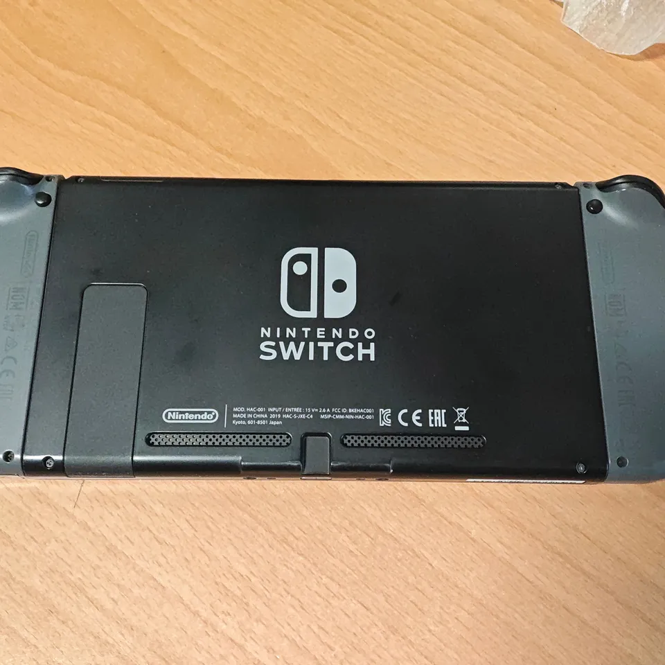 BOXED NINTENDO SWITCH HANDHELD GAMING CONSOLE WITH GREY JOY-CONS
