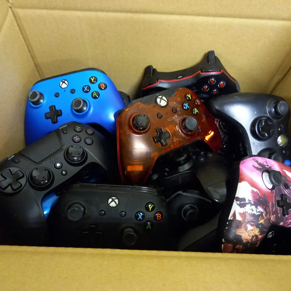 LOT OF APPROX. 20 ASSORTED GAME CONTROLLERS (XBOX 360, XBOX ONE, PS4)