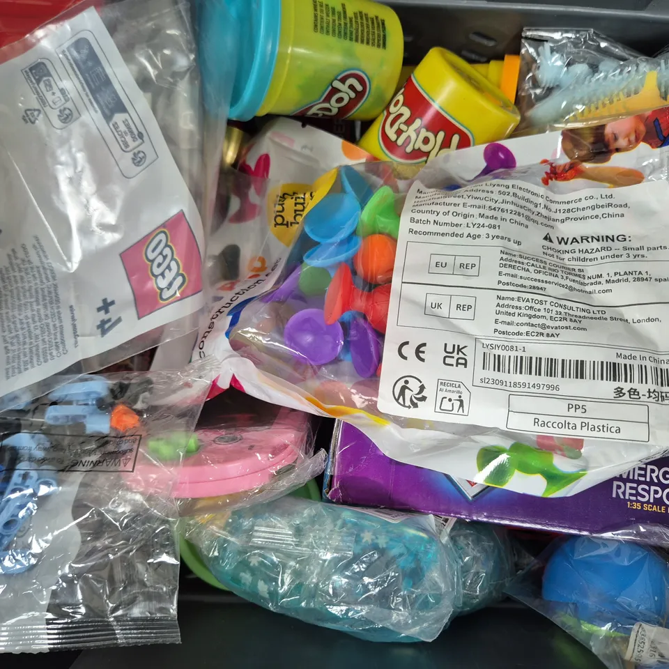 APPROXIMATELY 10 ASSORTED TOYS AND GAMES TO INCLUDE WATER GAME, DICE OF DISAPOINTMENT, ETC