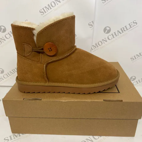 BOXED PAIR OF EVELLYHOOTD SHOE BOOTS SIZE 40