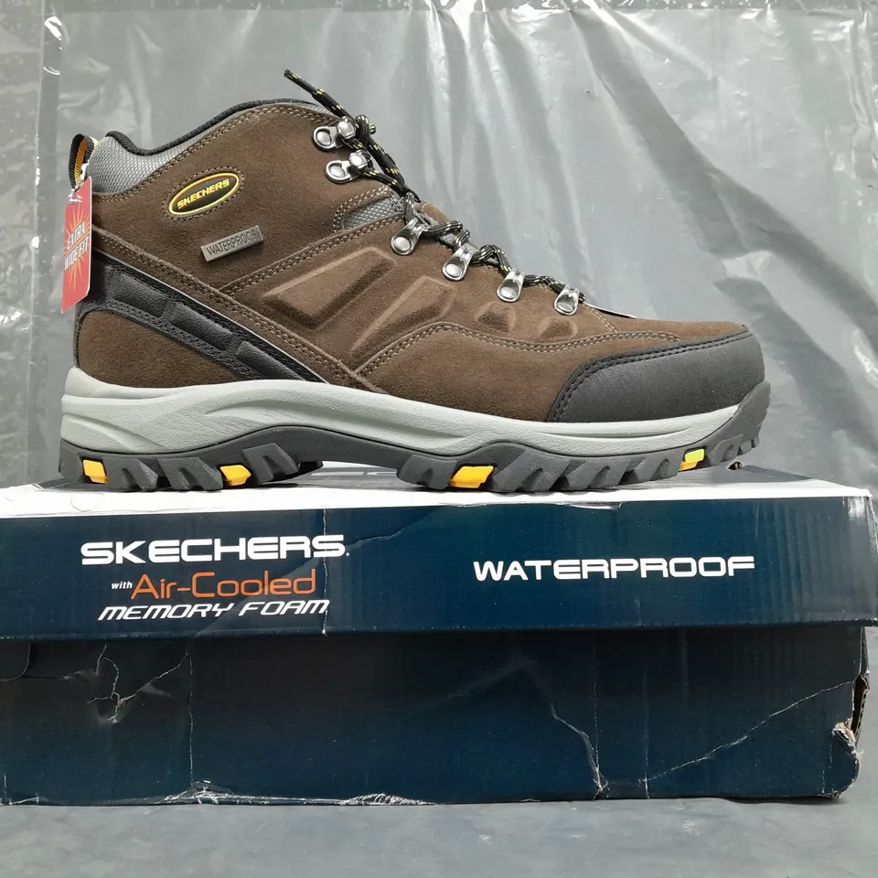 BOXED PAIR OF SKECHERS MEN'S WATERPROOF ANKLE BOOTS IN BROWN SIZE UK 10