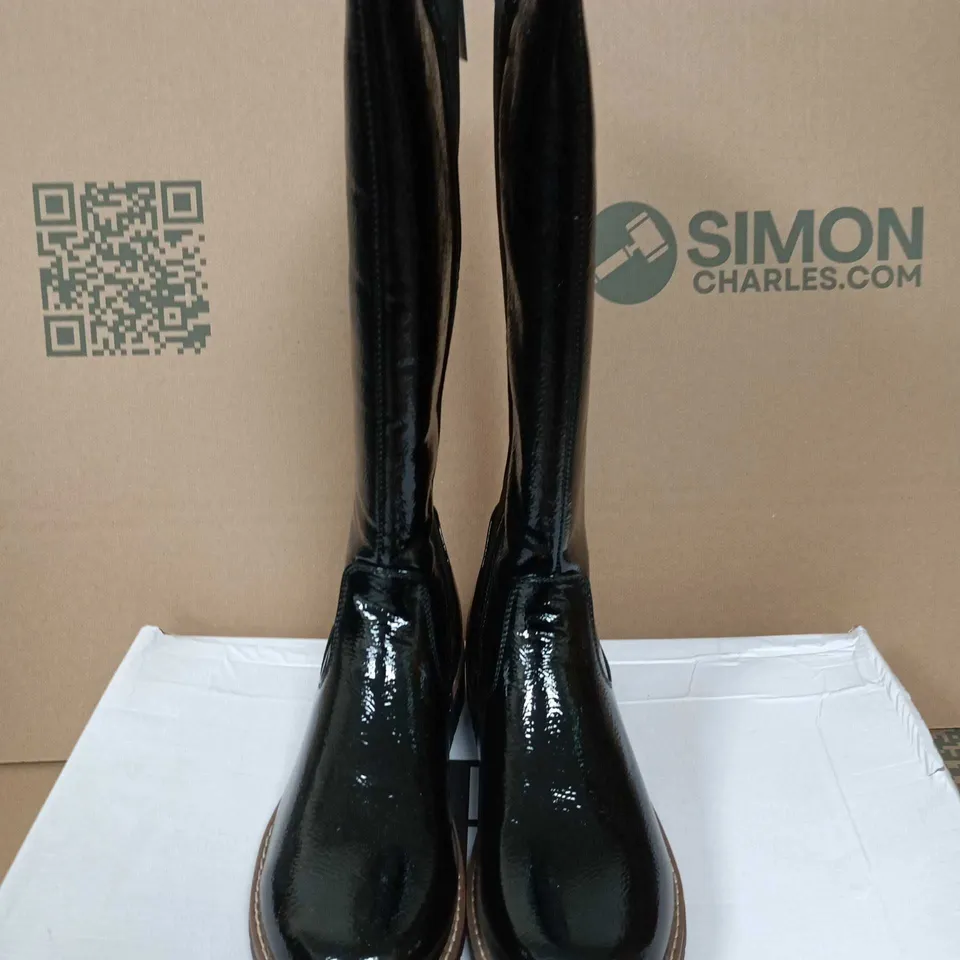BOXED PAIR OF SHOES BY EMMA WOMEN'S BLACK PATENT KNEE-HIGH BOOTS – UK 7