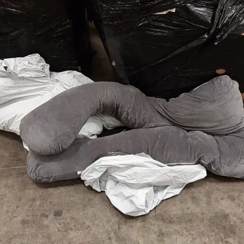 PALLET OF ASSORTED PILLOWS 
