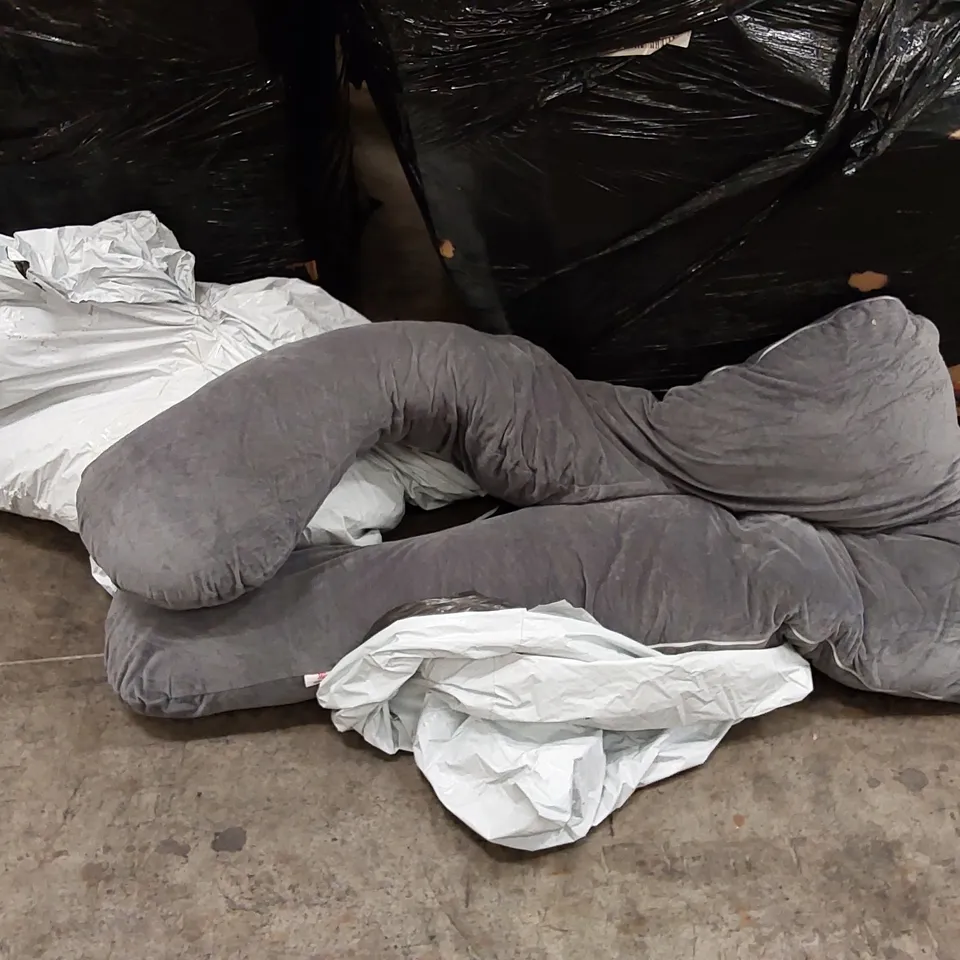 PALLET OF ASSORTED PILLOWS 