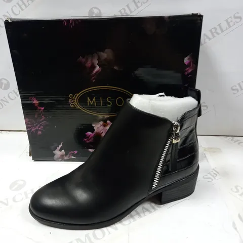 BOXED MISOBLACK ZIP BOOTS SIZE 4
