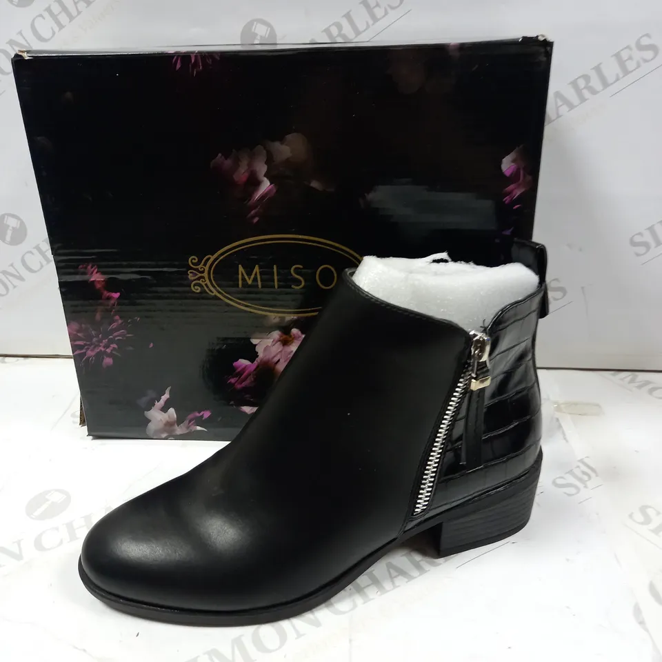 BOXED MISOBLACK ZIP BOOTS SIZE 4