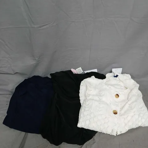 APPROXIMATELY 20 ASSORTED CLOTHING ITEMS IN VARIOUS STYLES, SIZES & COLOURS