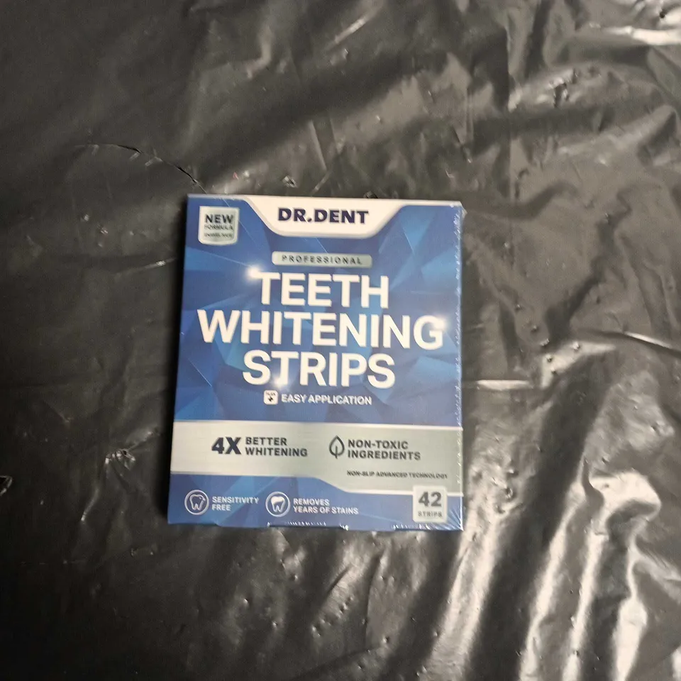 APPROXIMATELY 25 ASSORTED COSMETICS ITEMS TO INCLUDE TOOTH WHITENING STRIPS, AKT DEODERANT AND SEAWEED CONDITIONER