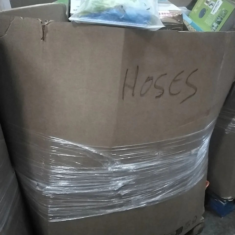 A PALLET CONTAINING A LARGE QUANTITY OF GARDEN HOSES, SWIMMING PRODUCTS ETC