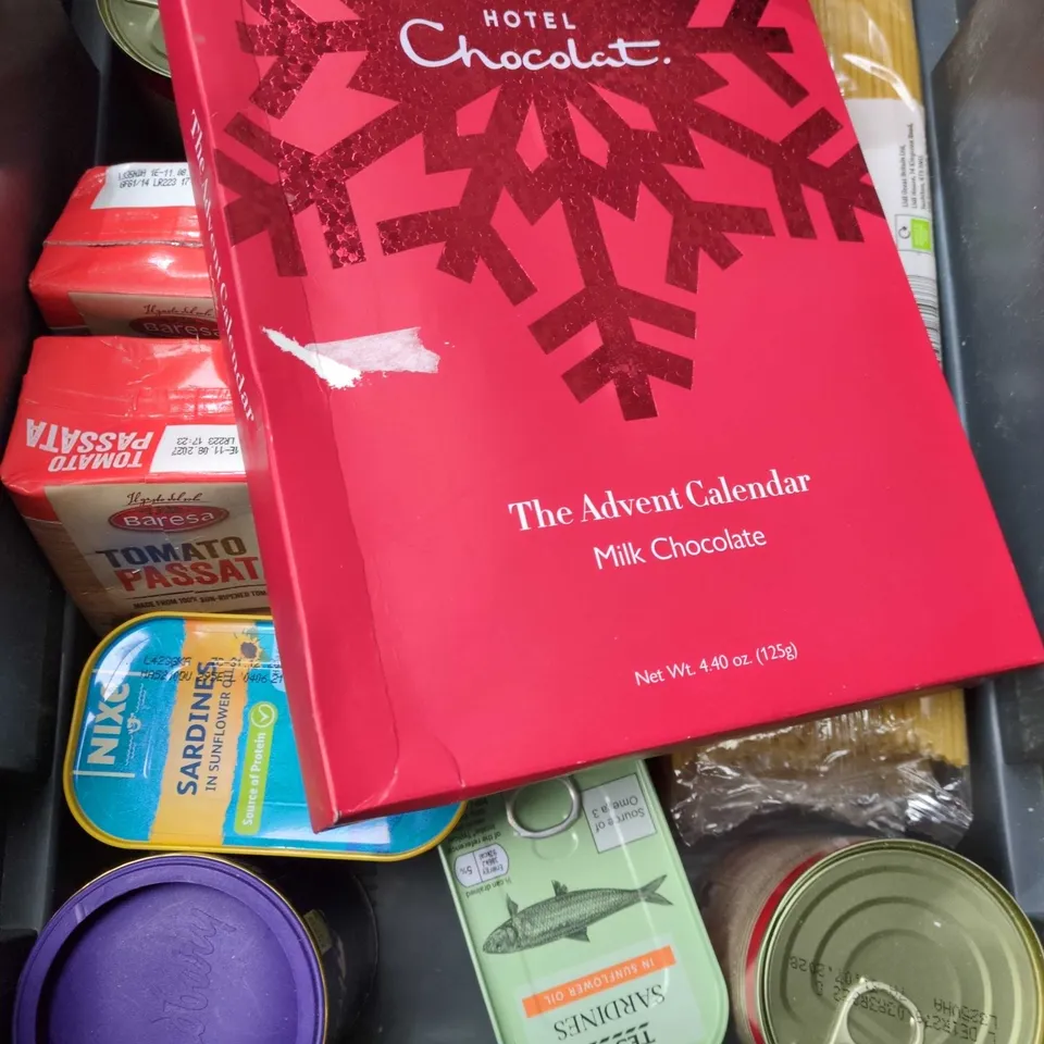 APPROXIMATELY 10 ASSORTED FOOD AND DRINK ITEMS TO INCLUDE GROWERS HARVEST PORRIDGE OATS, TINNED SARDINES AND ALL PURPOSE SEASONING ETC
