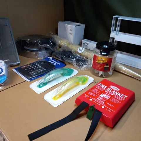 LARGE BOX OF APPROXIMATELY 20 ASSORTED HOUSEHOLD ITEMS TO INCLUDE: HOOVER PARTS, FIRE BLANKET, BIN LID