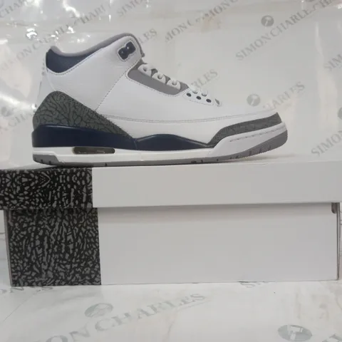 BOXED PAIR OF NIKE AIR JORDAN 3 RETRO SHOES IN WHITE/NAVY UK SIZE 9.5