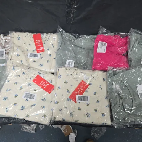 BOX OF APPROXIMATELY 10 ASSORTED BAGGED PIECES OF CLOTHING IN VARIOUS STYLES, SIZES, AND BRANDS 