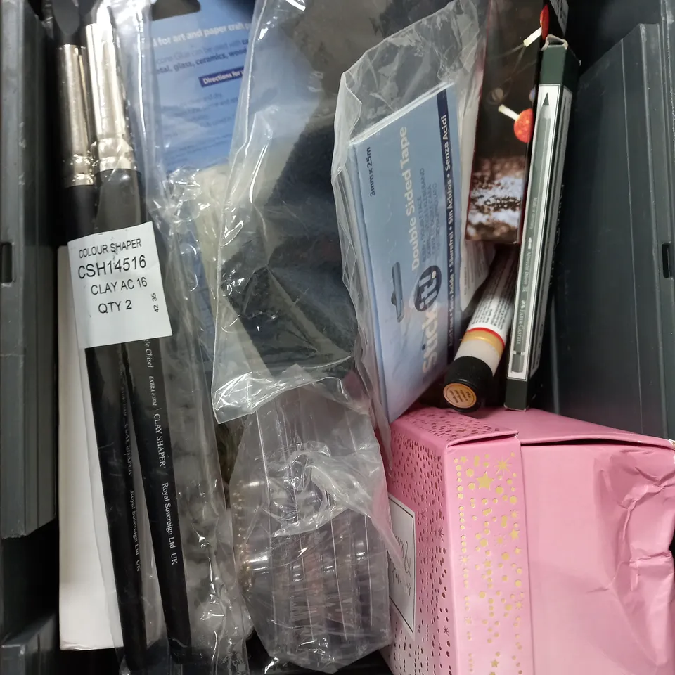 BOX OF APPROXIMATELY 15 ASSORTED ITEMS TO INCLUDE - CUP, FANER CASTELL PENCILS, LEVER BUCKLE ETC