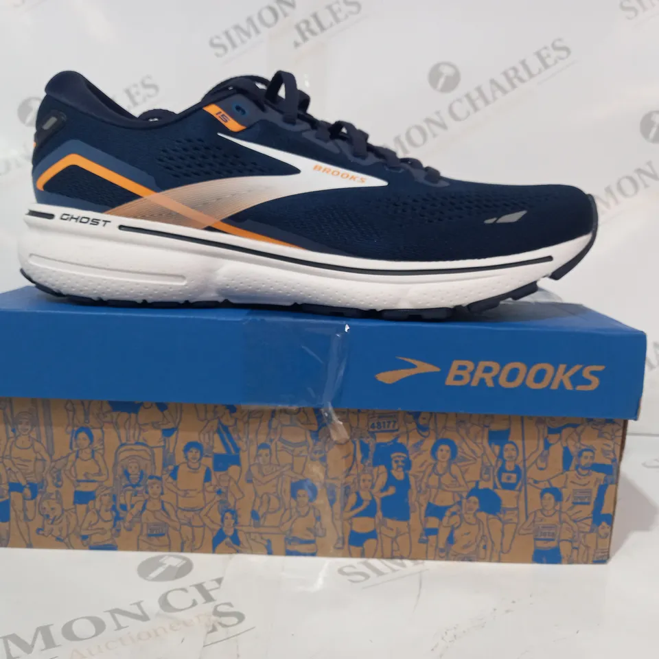 BOXED PAIR OF BROOKS GHOST TRAINERS IN NAVY/ORANGE/WHITE UK SIZE 8