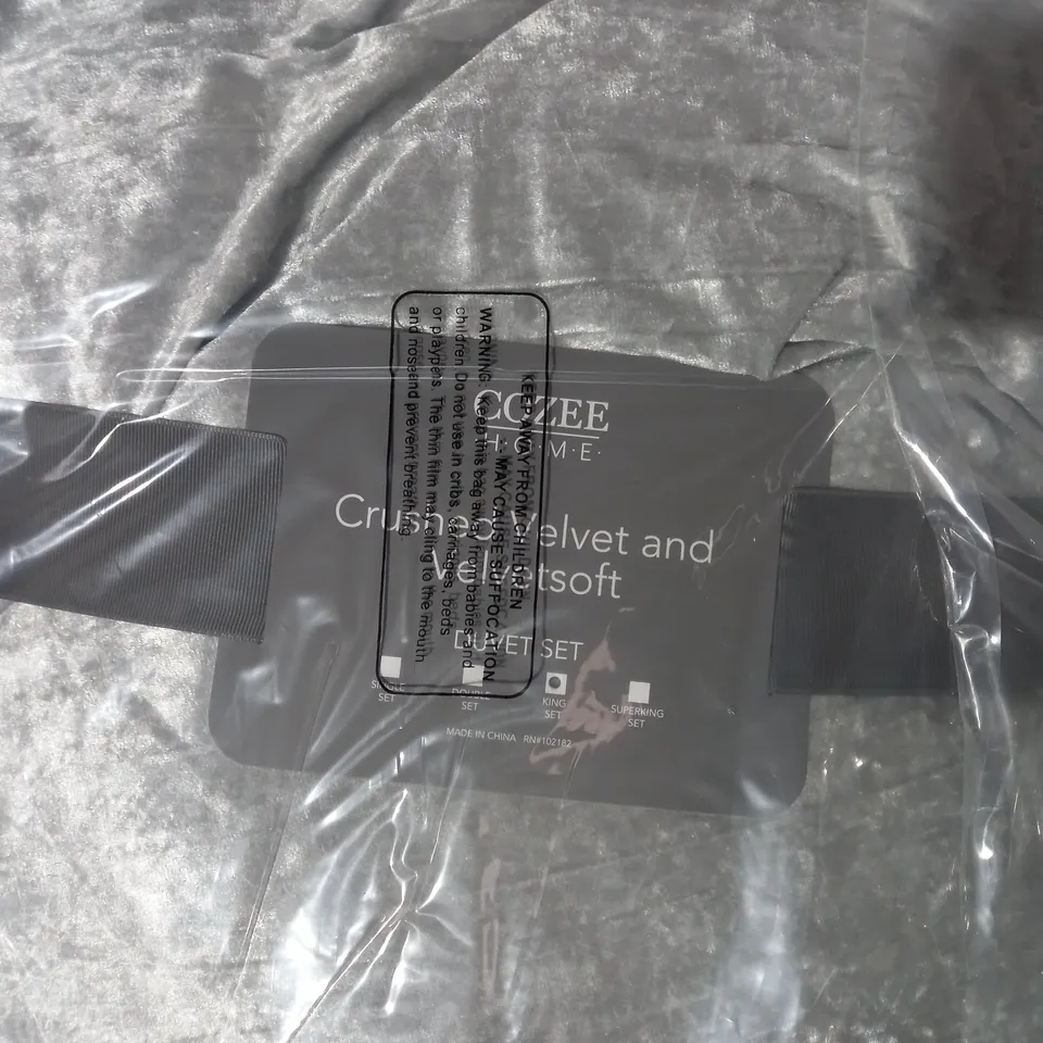 COZEE HOME CRINKLE CRUSHED VELVET & VELVETSOFT 4 PC DUVET SET IN SILVER/GREY - KING SIZE