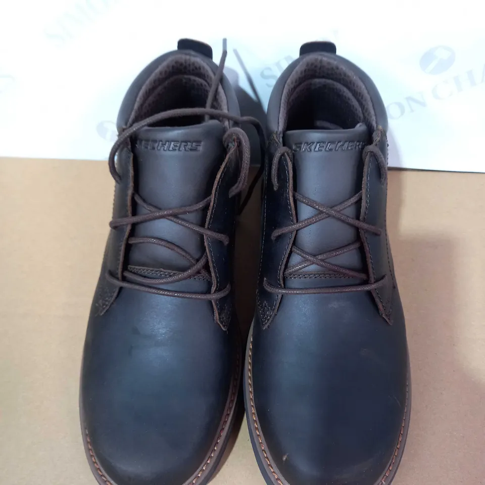 SKECHERS MENS CHOCOLATE LEATHER BOOTS - SIZE 8