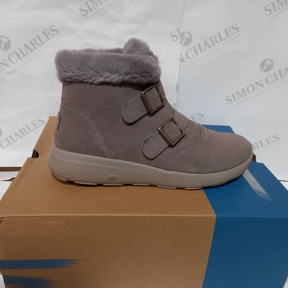 BOXED PAIR OF SKECHERS TAUPE WINTER BOOT  - SIZE 7