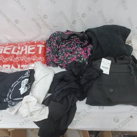 LARGE BOX OF ASSORTED CLOTHING PIECES TO INCLUDE PANTS, JUMPERS, AND JEANS ETC